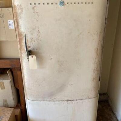 #1122 â€¢ Vintage General Electric Refrigerator
