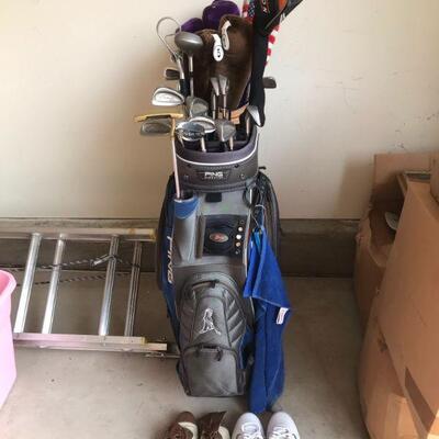 (1) Mens (1) Womens Golf Bags with complete set of golf clubs & Men and womens shoes. Size 10.5 & 6