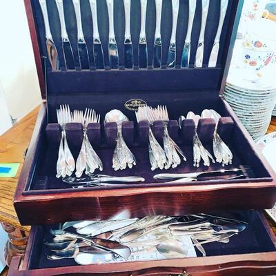 MADE BY WALLACE, CIRCA 1966, STERLING SILVER FLATWARE SET, ABOUT 126 ITEMS, PATTERN IS 