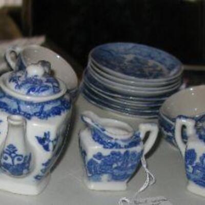 childs blue willow pattern dish set