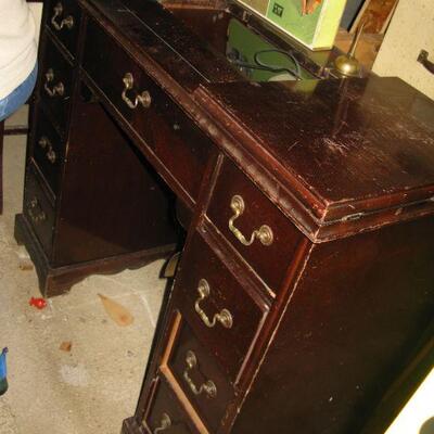 TIRED CABINET SEWING MACHINE 