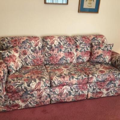 Floral pull out sofa bed
$130