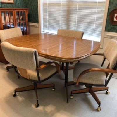 Kitchen table w/4 rolling upholstered chairs
$190