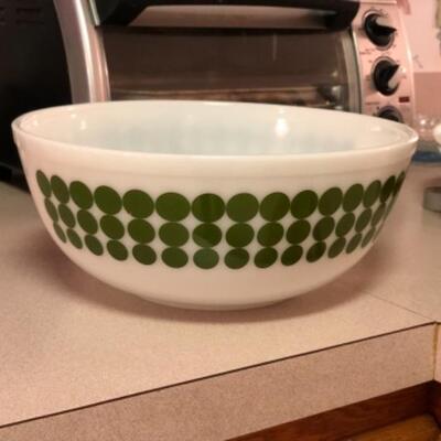 Pyrex green polkadots 4 qt bowl
$90