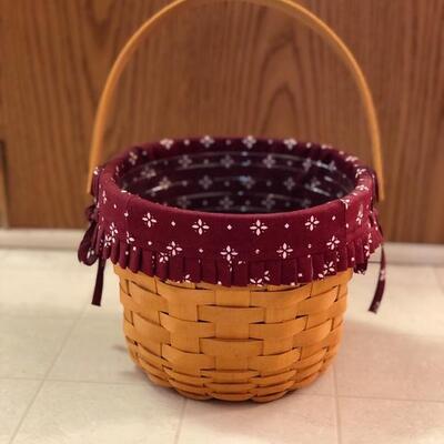 1999 Longaberger medium Apple basket
$24