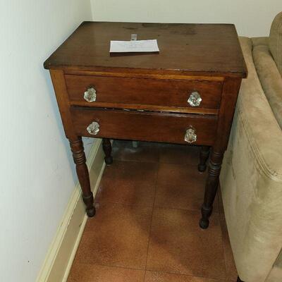 MAHOGANY AND WALNUT END TABLE 19TH/20TH CENTURY GLASS KNOBS