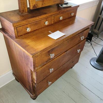 TIGER MAPLE BACHELORS CHEST OF DRAWERS, ATTACHED MIRROR AND TOP DRAWERS 19TH CENTURY