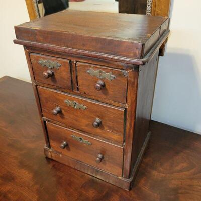 KNICKKNACK CHEST OF DRAWERS 18TH CENTURY AMERICAN