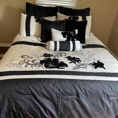 9 Piece Black and Ivory Bedding Set with velvet Accents 
Item #1028
Price $80