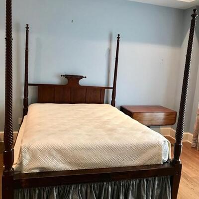 American 1820 four poster queen size bed $$1995
originally $5,000