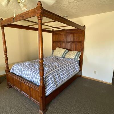 2555	

Canopy Bed
Measures approximately 84â€ x 64â€ x 89â€