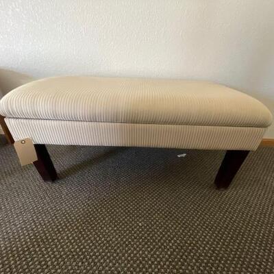 2550	

Storage Bench Seat
Measures approximately 18â€ x 18â€ x 39â€