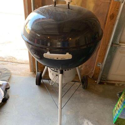 3062	

Weber Charcoal Grill
Measures Approx: 21” x 21” x 36”