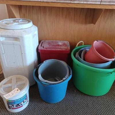 2974	

Pet Food Storage And Buckets
Pet Food Storage And Buckets