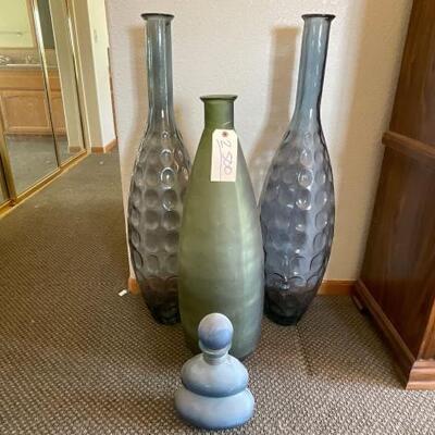 2500	

4 Large Vases
Vases (4)