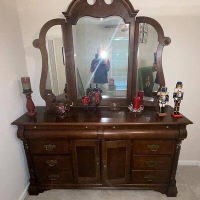 dresser/mirror (set) (not including items on display)