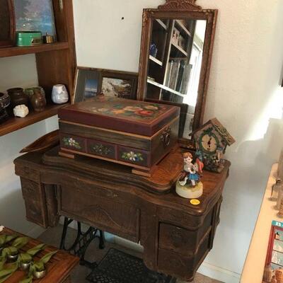 Vintage sewing machine and decorations