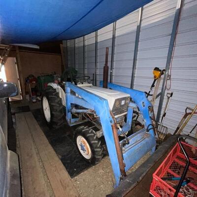 Tractor - runs - starting bid $800 !!!!! Come see it at the sale !!!!!  