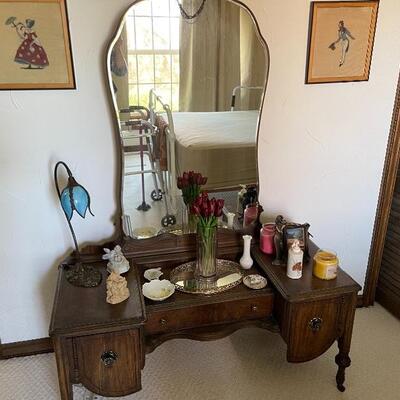 Antique Vanity - beautiful condition $375 
