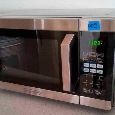 BHB005 - Black & Decker Microwave Oven in Excellent Condition Model EM925AAK-P