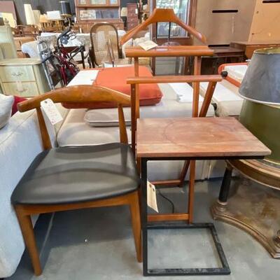 #3612 â€¢ End Table, Coat Rack And Chair