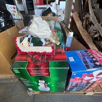 359	

Indoor and Outdoor Christmas Decorations
Snowmen Dolls and Lots More. Surrounding Items Not Included