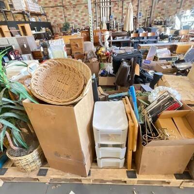 720	

Assortment Of Home Decor And Storage Boxes
Includes Wicker Baskets, Artificial Plants, Wall Decor, Vintage Decor And More!