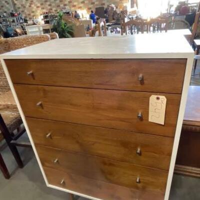 542	

Wooden Dresser
Wooden Dresser