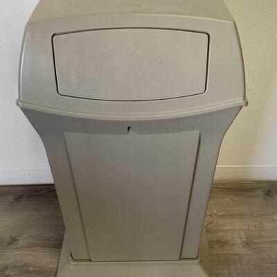 Rubbermaid Commercial Products Trash Can