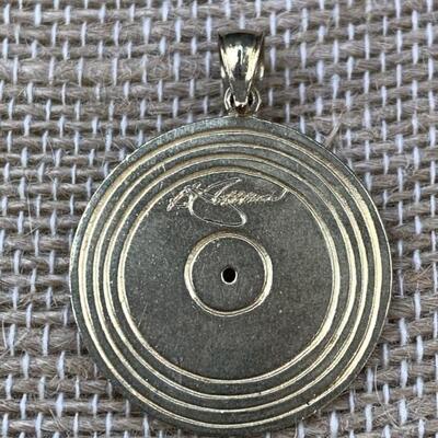 14k Gold â€˜Raindrops Keep Falling on My Headâ€™ #1
June 13, 1970 Signed BJ Thomas Gold Record Pendant
3.74g�