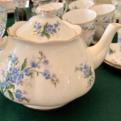 Charming Royal Albert Forget Me Not tea set in excellent condition!