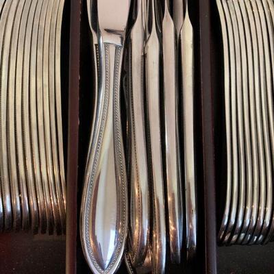 Fantastic stainless steel flatware with TONS of extra serving pieces in wooden chest!