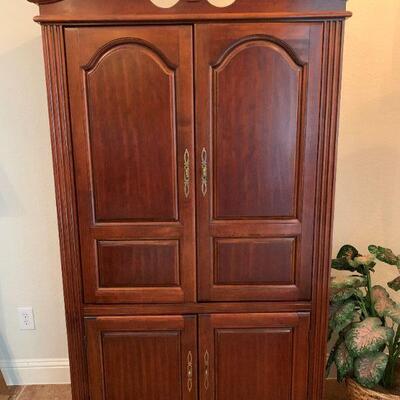 Haverty's armoire/wardrobe perfect in excellent condition! Perfect for a coffee hutch or bar cabinet!