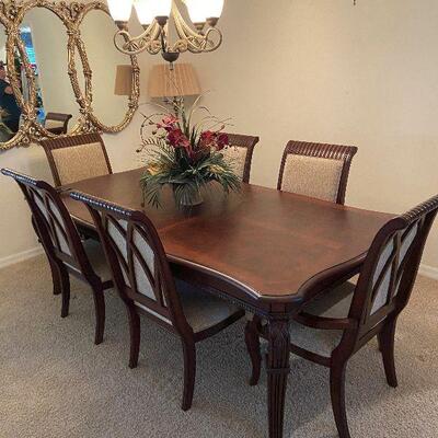 beautiful dining room set/upholstered 6 chairs