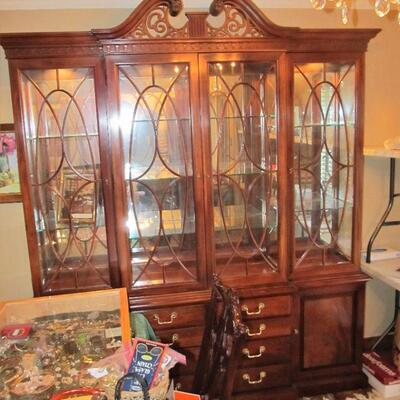 Exquisite heirloom-quality Thomasville 2pc lighted hutch - "The Mahogony Collection"