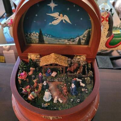 Music box with the nativity scene 