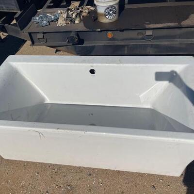 #1100 â€¢ Fiberglass Bathtub: Measures Approx: 6â€™x 3â€™x 26â€. . 
