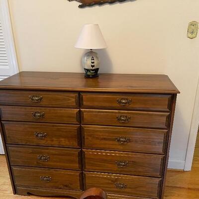 Dresser & lamp