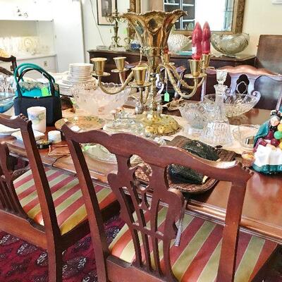Mahogany Dining Room Table and 6 chairs