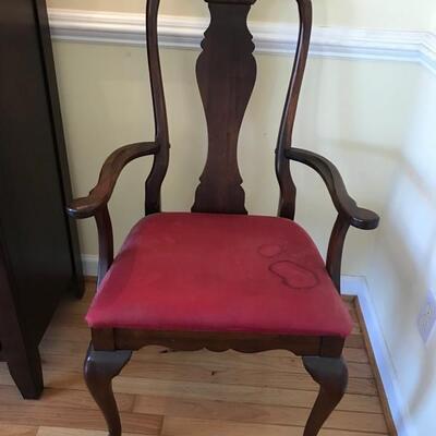 set of 6 Queen Anne style dining chairs $150
