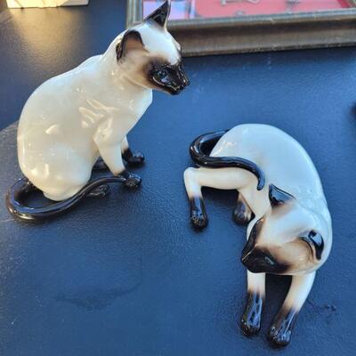This is a pair of porcelain Siamese cats, excellent condition, these are a very nice addition to any collectibles collection, see pictures