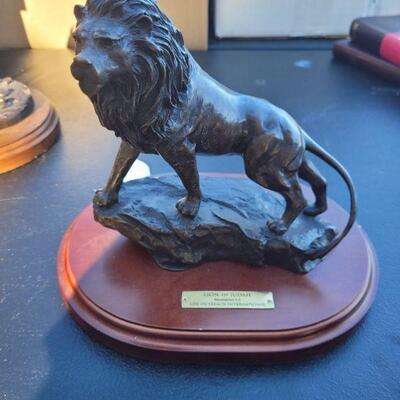 This a bronze sculpture of a lion presented to the owners in recognition. Very nice and well detailed , in excellent condition, see pictures