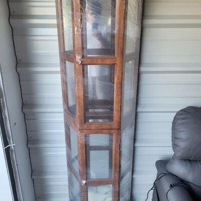 Very nice curio cabinet in excellent condition, It has glass shelves and is lighted. See pictures