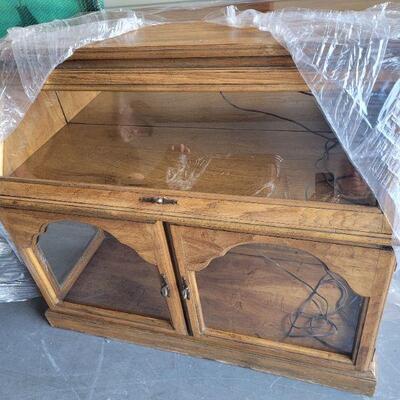 Very nice display case in excellent condition. The bottom section has one glass shelf, see pictures