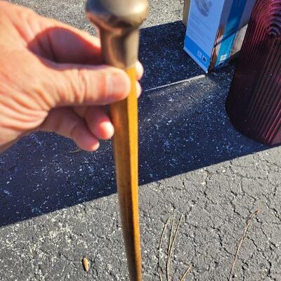 This is a very old Gentlemen's walking stick in very good condition