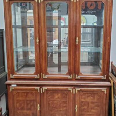 #2924 • China Cabinet: China Cabinet Measurements: Height: 80