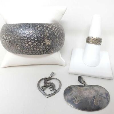 #980 • Vintage Sterling Silver Bangle, Leaf Ring, Dog In Heart Pendant And Siam Pendant 82.7g
