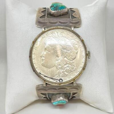 #942 • Native American Bracelet Watch 63.5g

Approx weight 63.5g. Both time hands broken..