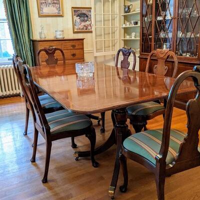 Baker Furniture Historic Charleston Dining table & 6 chairs/2 extra leaves and pad