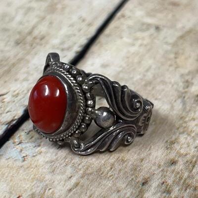 925 Silver Coral Ring, Size 7 Weighs 7.61 grams